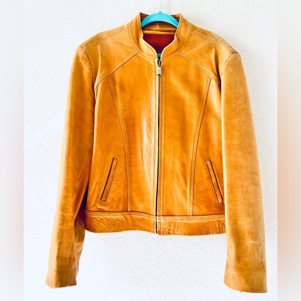 Excellent vintage condition 1970’s men’s tan leather moto biker zip jacket. 48